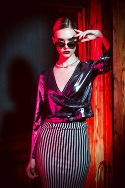 şık kendinden emin bayan