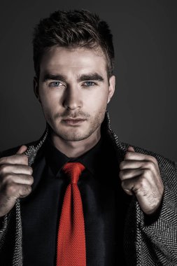 kırmızı şık kravat