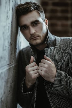 düşünceli delikanlı