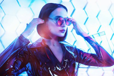 Gelecekten gelen kadın