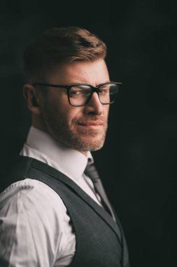 Yakışıklı olgun adam.