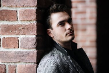 thougthful yakışıklı adam