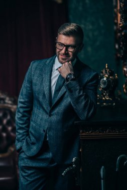 Yakışıklı olgun adam.