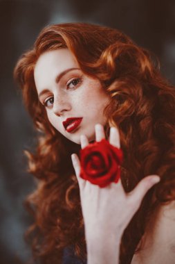 parmaklarının arasında gül