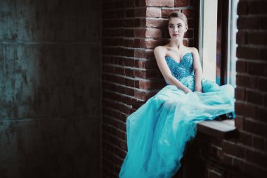 pencere üzerinde poz