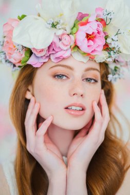 çiçek arka plan üzerinde poz