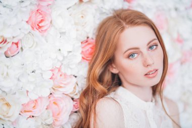 Beyaz ve pembe güller