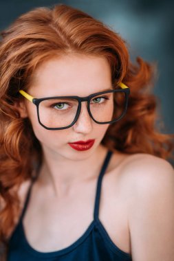 şık gözlük çerçevesi