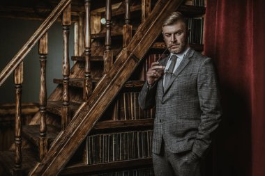 ev kütüphanede dalgın adam