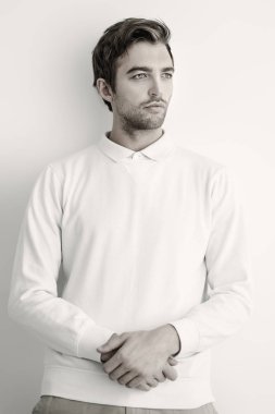 kendine güvenen sevimli adam