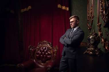 zengin acımasız beyefendi