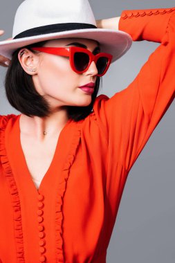 Kırmızı elbiseli kadın.