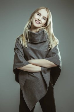 şık gülümseyen bayan