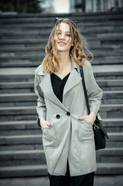 Gülümseyen genç kadın