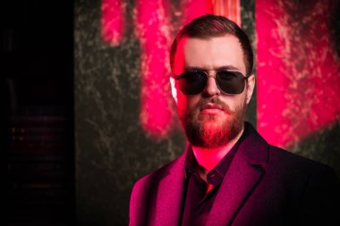 Gözlüklü şık adam