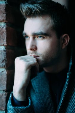 özenli ciddi bir görünüm