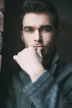 tuğla duvara yakın