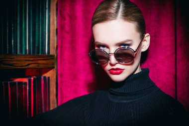 kütüphane kitaplığı yakınında