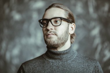 iyi görünümlü akıllı adam