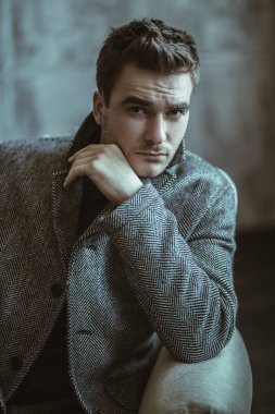 acımasız ve ciddi adam