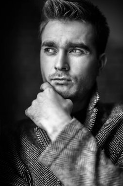 düşünceli moda genç adam