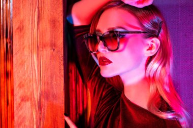 şık göz aksesuarı