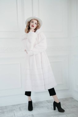 Beyaz kürk manto