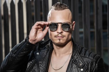 gözlüklü sokak adam