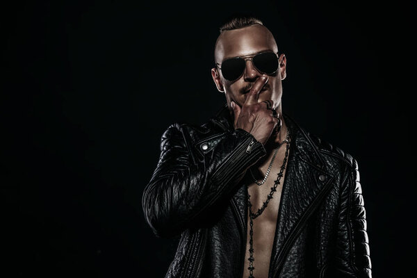 серьезный гангстер
