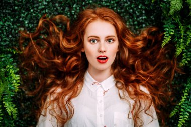 sürpriz kızıl saçlı güzellik