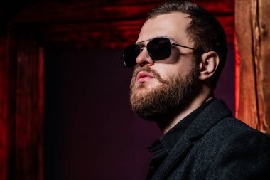 sıkı ve ciddi adam