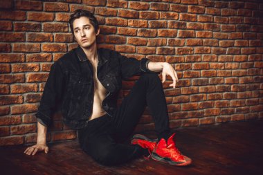 kırmızı spor ayakkabı adam