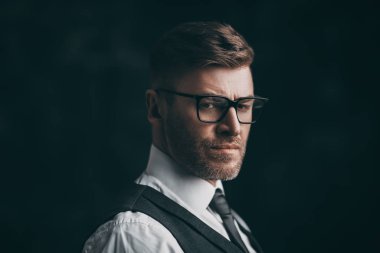 güçlü erkek karizması