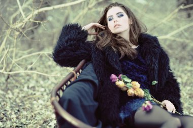 düşünceli güzel kız