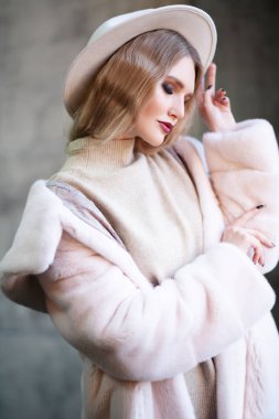 düşünceli güzel kız