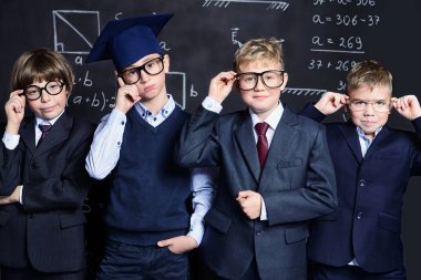 okul üniformalı öğrenciler