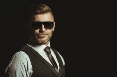 Klasik takım elbise ve güneş gözlüğü