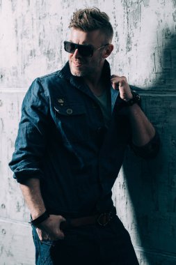 yakışıklı acımasız olgun adam