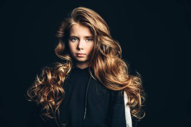 uzun kıvırcık saçlar