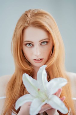 bayan ve beyaz çiçek