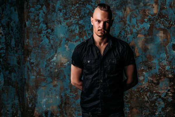 панк-человек в черной рубашке
