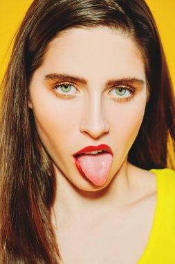 duygusal parlak kız