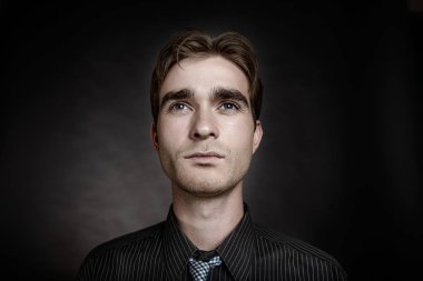 siyah arka plan üzerinde adam