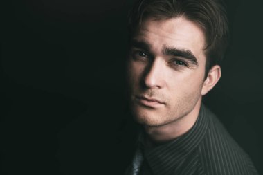 etkileyici bir görünüme sahip adam