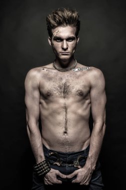 kaslı yakışıklı kabadayı