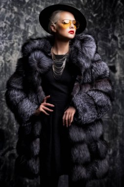 kendine güvenen ve zarif bayan