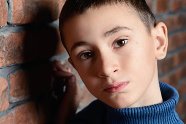 üzgün dokuz yaşındaki çocuk