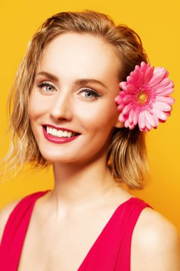 Gülümseyen güzel kız