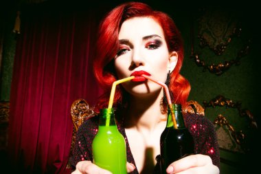 içecekler ve kadın