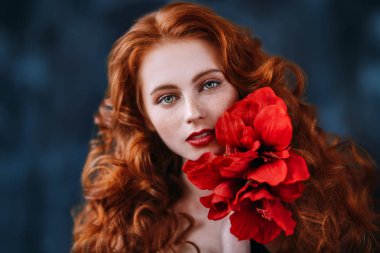 güzellik ve kırmızı çiçek